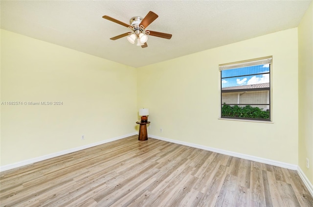 unfurnished room featuring a textured ceiling, light hardwood / wood-style floors, and ceiling fan