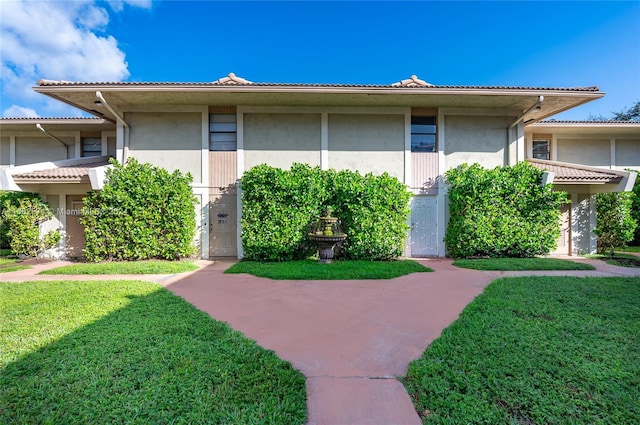 view of front of house featuring a front yard