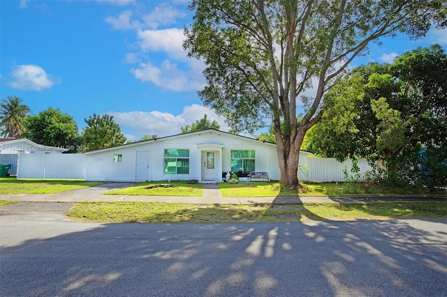 view of front of house featuring a front yard