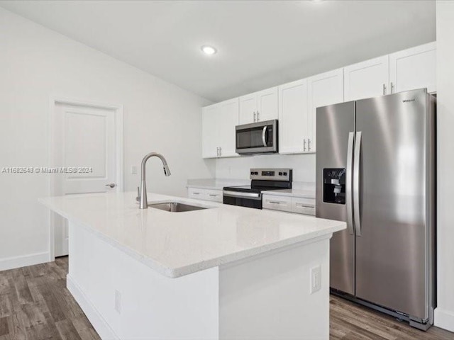 kitchen featuring sink, a kitchen island with sink, stainless steel appliances, and dark hardwood / wood-style flooring