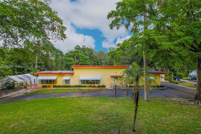 view of front of home featuring a front yard