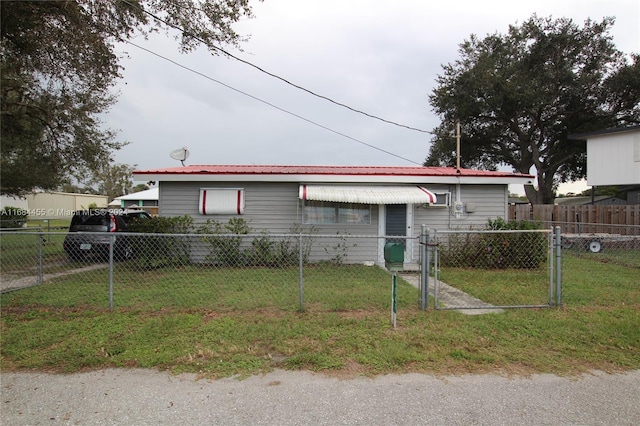 view of front facade with a front yard