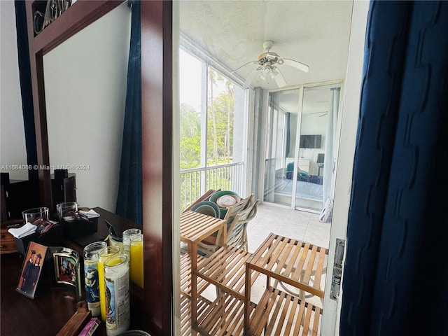 sunroom with ceiling fan