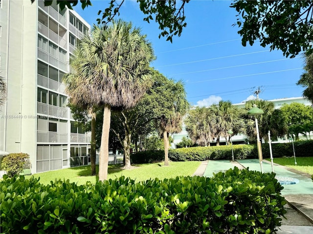 view of home's community featuring a lawn