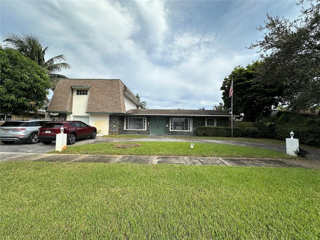 view of front facade with a front lawn