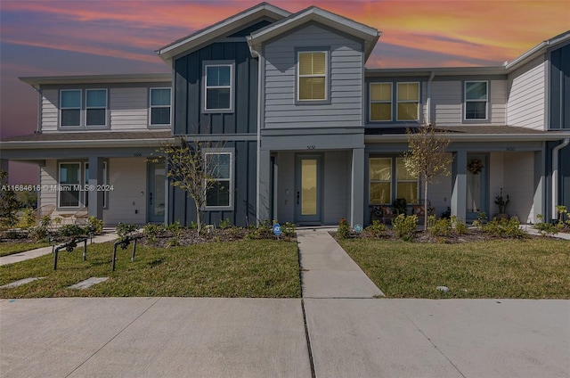 view of front of property featuring a porch and a lawn