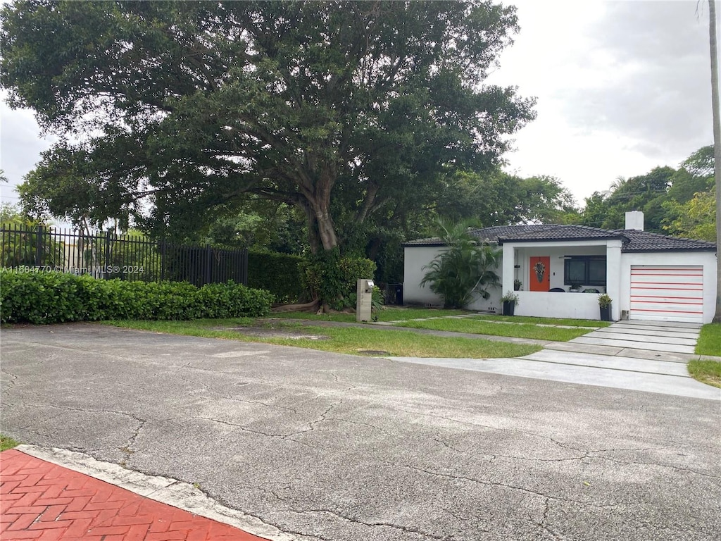 view of front of property featuring a front lawn and a garage