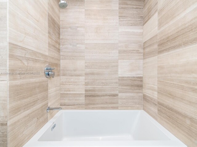 bathroom with tiled shower / bath combo