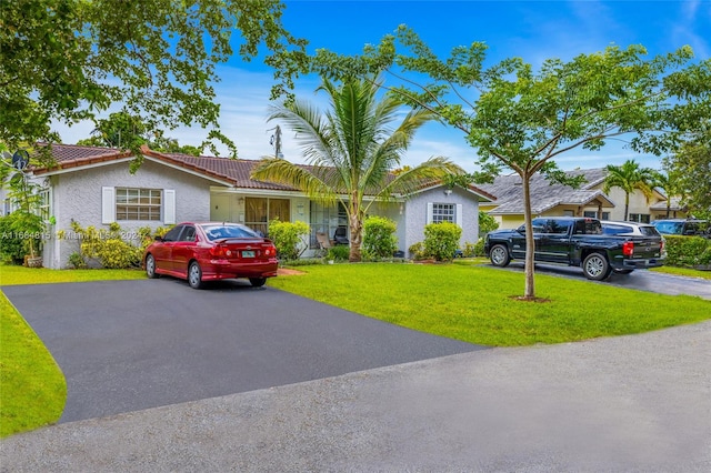 view of front of property featuring a front lawn