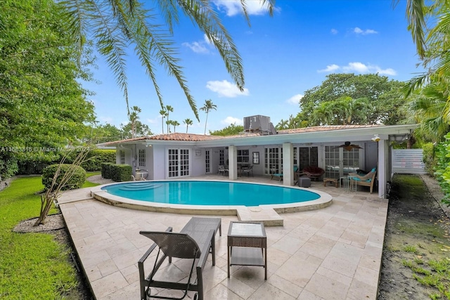 view of swimming pool with a patio area and ceiling fan