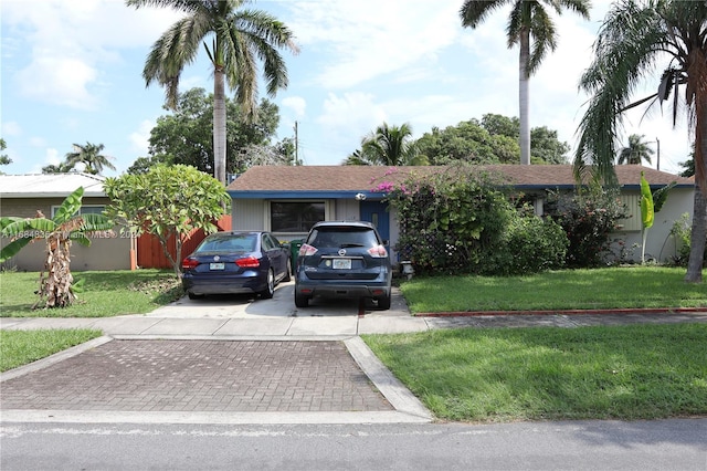 ranch-style house featuring a front yard