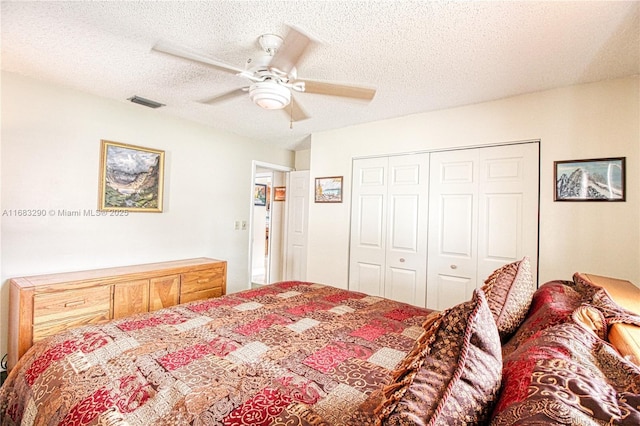 bedroom with ceiling fan, a textured ceiling, and a closet