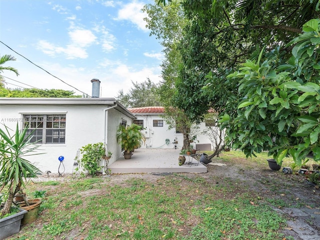 view of yard featuring a patio