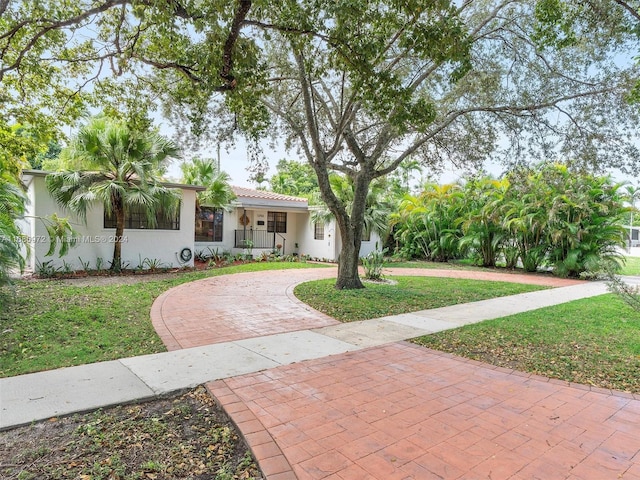 view of front of home featuring a front lawn