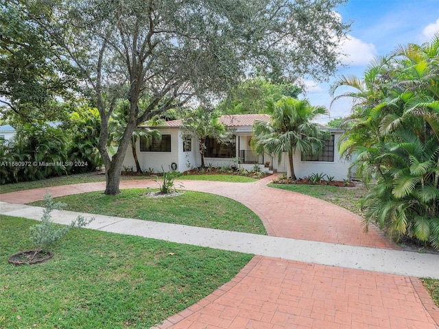 view of front of house featuring a front lawn