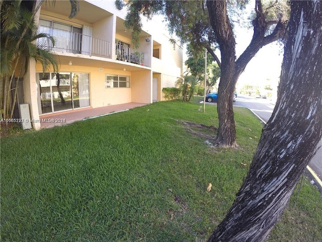 view of yard with a balcony