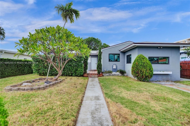 view of front of house featuring a front lawn