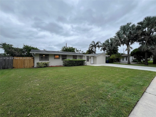 view of front of house featuring a front lawn