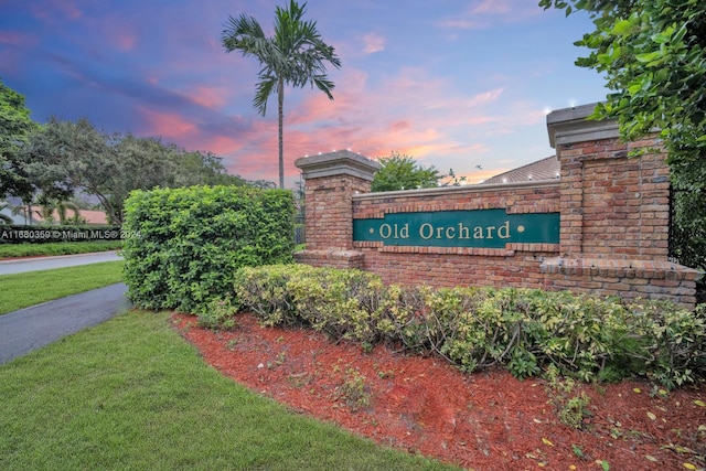 community sign featuring a yard