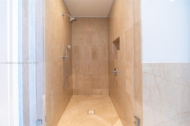 bathroom featuring a tile shower