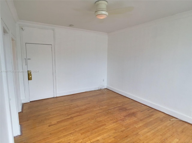 empty room featuring ceiling fan, ornamental molding, and light hardwood / wood-style flooring