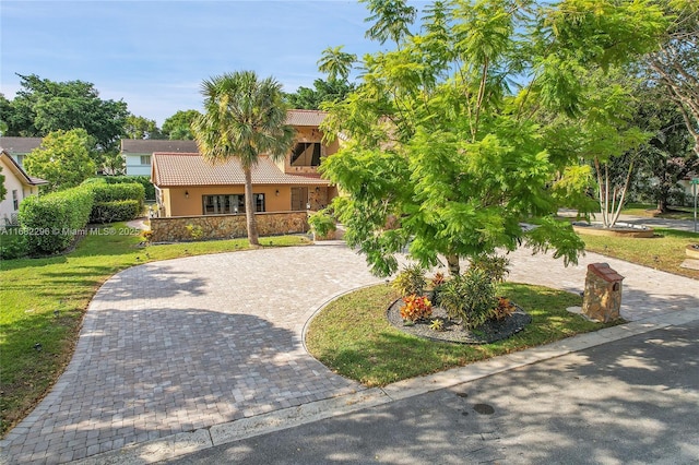 view of front facade featuring a front lawn