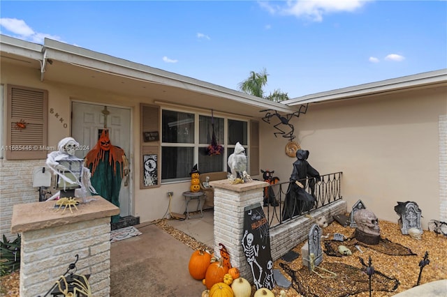 entrance to property featuring a patio area