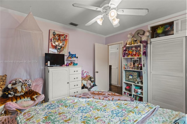 bedroom featuring crown molding, a closet, and ceiling fan