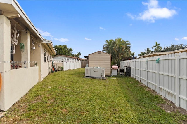 view of yard featuring a shed