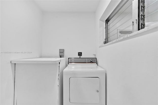 laundry room with washer / dryer