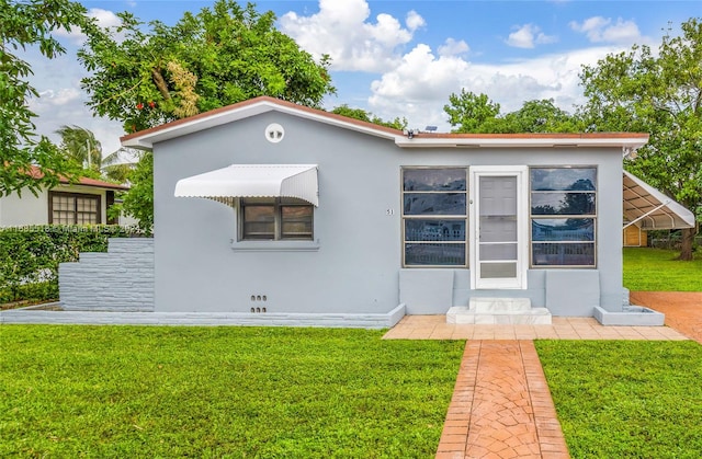 view of front of house featuring a front yard