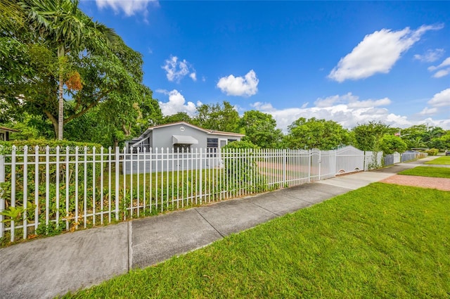 view of front of house featuring a front yard