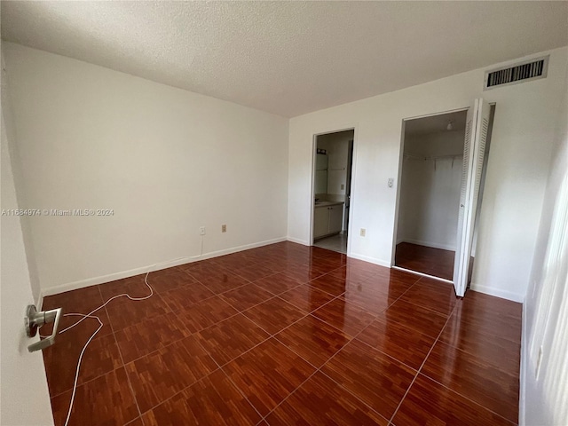 empty room featuring a textured ceiling