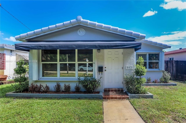 view of front of home featuring a front yard