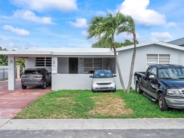 view of front of home featuring a carport and a front yard