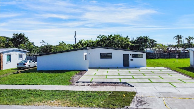 view of front of home featuring a patio area and a front lawn