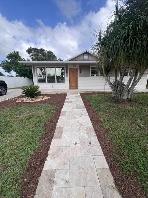 view of front of property featuring a front lawn