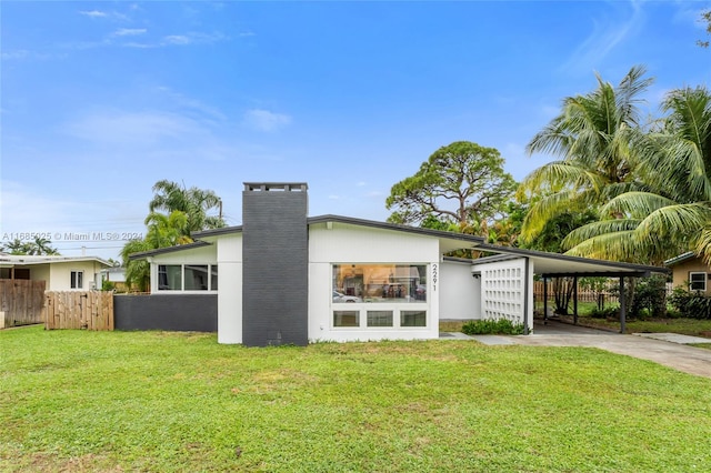 view of front of house featuring a front lawn and a carport