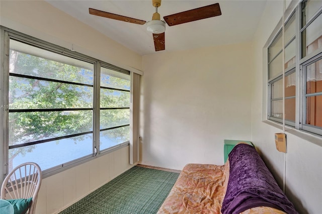 sunroom with ceiling fan