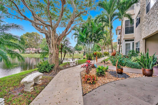 view of yard featuring a water view