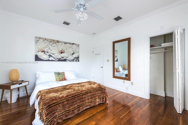 bedroom featuring dark wood-type flooring, crown molding, a closet, and ceiling fan