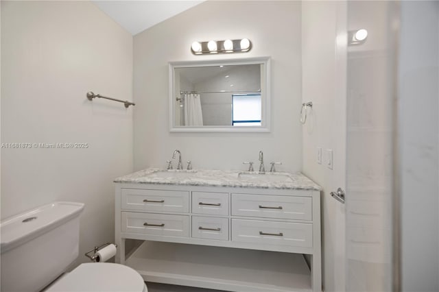 bathroom with toilet, vaulted ceiling, double vanity, and curtained shower