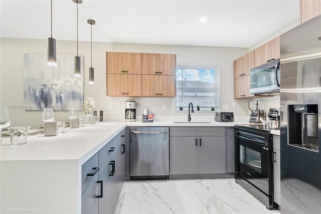 kitchen with stainless steel appliances, sink, hanging light fixtures, and gray cabinetry