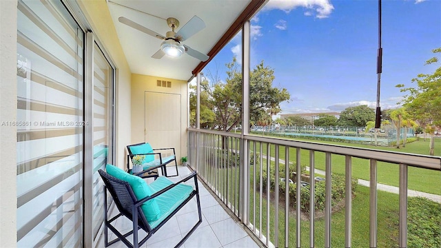 sunroom with ceiling fan