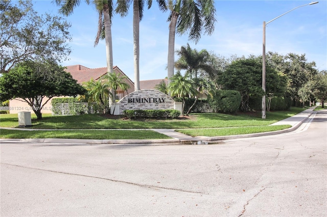 community / neighborhood sign featuring a lawn