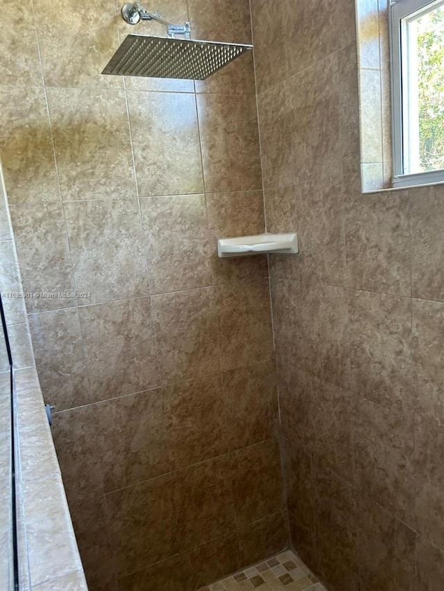 bathroom featuring tiled shower