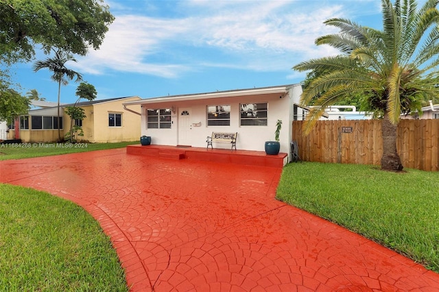 view of front facade featuring a front yard