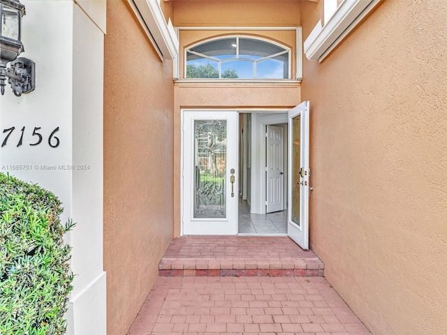 view of exterior entry featuring stucco siding