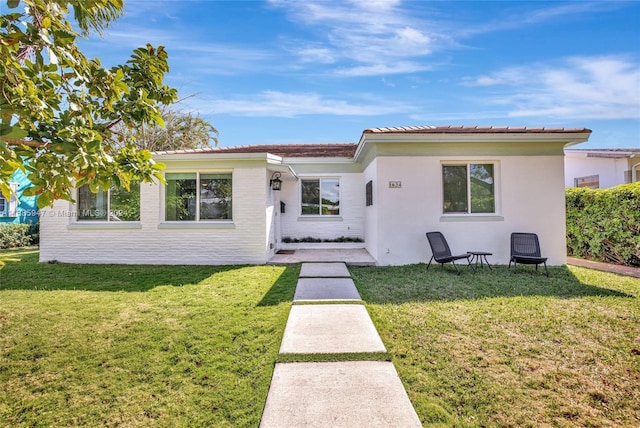 view of front of property featuring a front yard