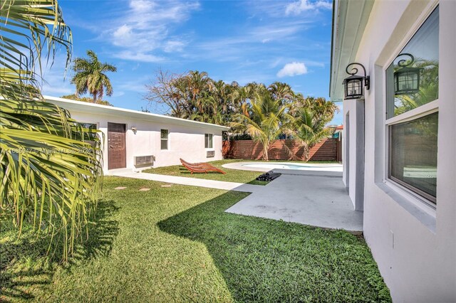 view of yard featuring a patio